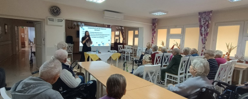 Mieszkańcy DPS Inowrocław podczas spotkania z psycholog Wiktorią Pozorską ze ŚDS Inowrocław- rozmowy o empatii, asertywności i sile wspólnoty