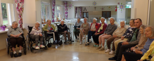 Zajęcia muzyczne w DPS-wspólne śpiewanie i gra na pianinie.