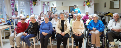 Seniorzy i młodzież razem dla Niepodległej- niezwykłe chwile utrwalone w obiektywie. 