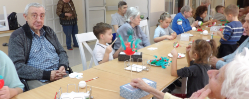 Wspólne tworzenie ozdób świątecznych.