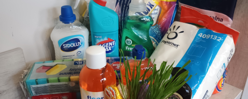 Uczniowie ZSChE wspierają seniorów