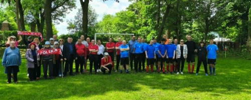 Seniorzy kibicowali podczas II części Trójmeczu Piłki Nożnej