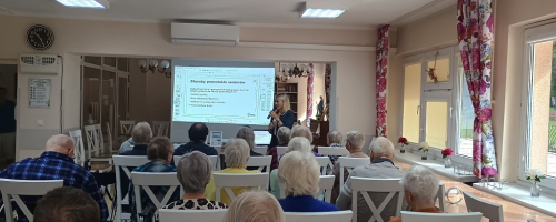 Senior w roli głównej – szczepienia ochronne i dezinformacja zdrowotna